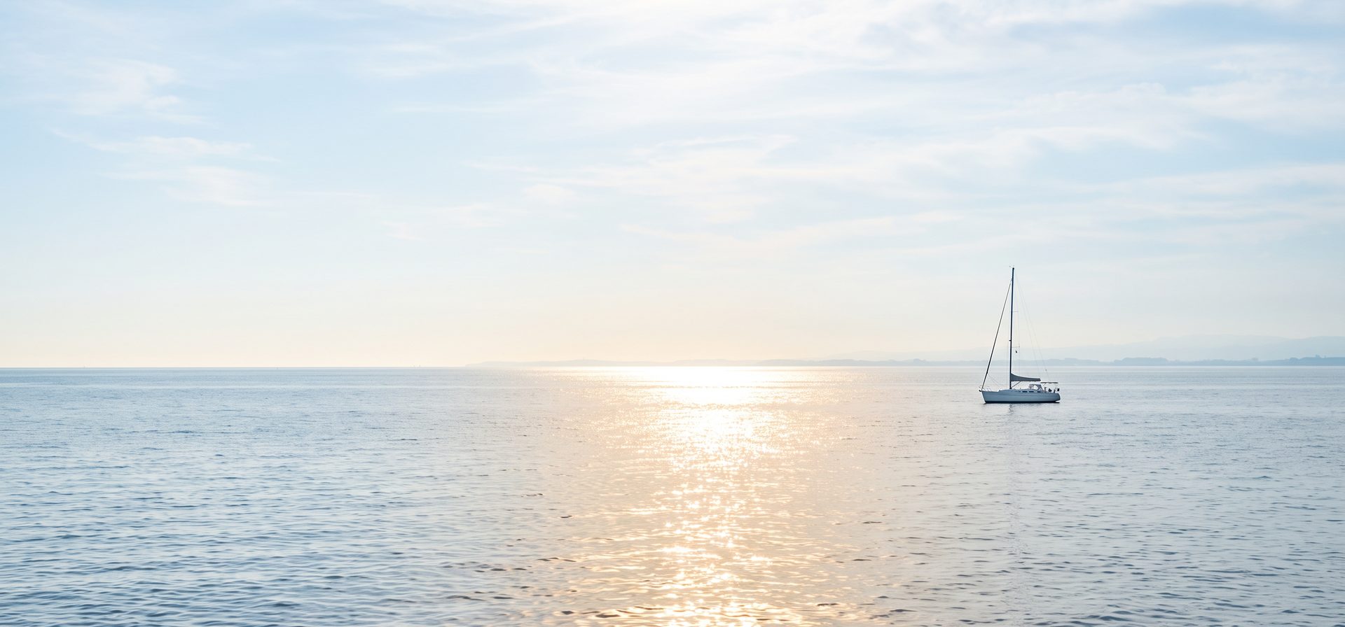 穏やかな海に浮かぶヨット